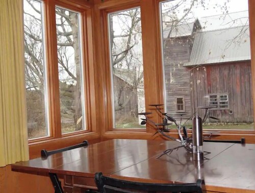 Farmhouse on 21 acres near Shawano Lake, amenities nearby, 45 min. to Lambeau.