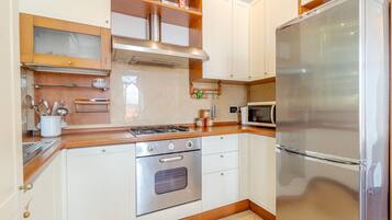 Fridge, stovetop, dishwasher