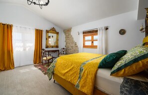 4 bedrooms, travel cot, free WiFi, bed sheets