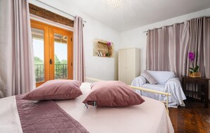 4 室のベッドルーム、旅行用ベビーベッド、WiFi (無料)、ベッドシーツ
