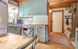 Kühlschrank, Mikrowelle, Wasserkocher mit Kaffee-/Teezubehör