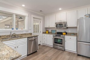 Frigorifero, microonde, piano cottura, lavastoviglie