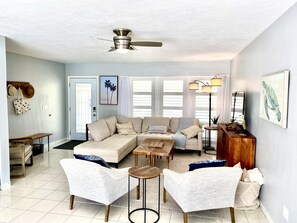 Smart TV, libros y impresora 