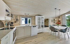 Fridge, microwave, stovetop, dishwasher - 2 bedroom pet friendly home in Hemmet (Hemmet)