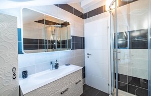 Shower, hair dryer - Lovely home in Ribnica - Krusevo (Ribnica - Krusevo)