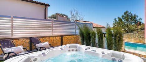 Banyera d'hidromassatge a l'aire lliure