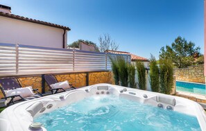 Tina de hidromasaje al aire libre