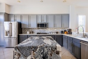 Refrigerador, microondas, horno y parrilla de estufa