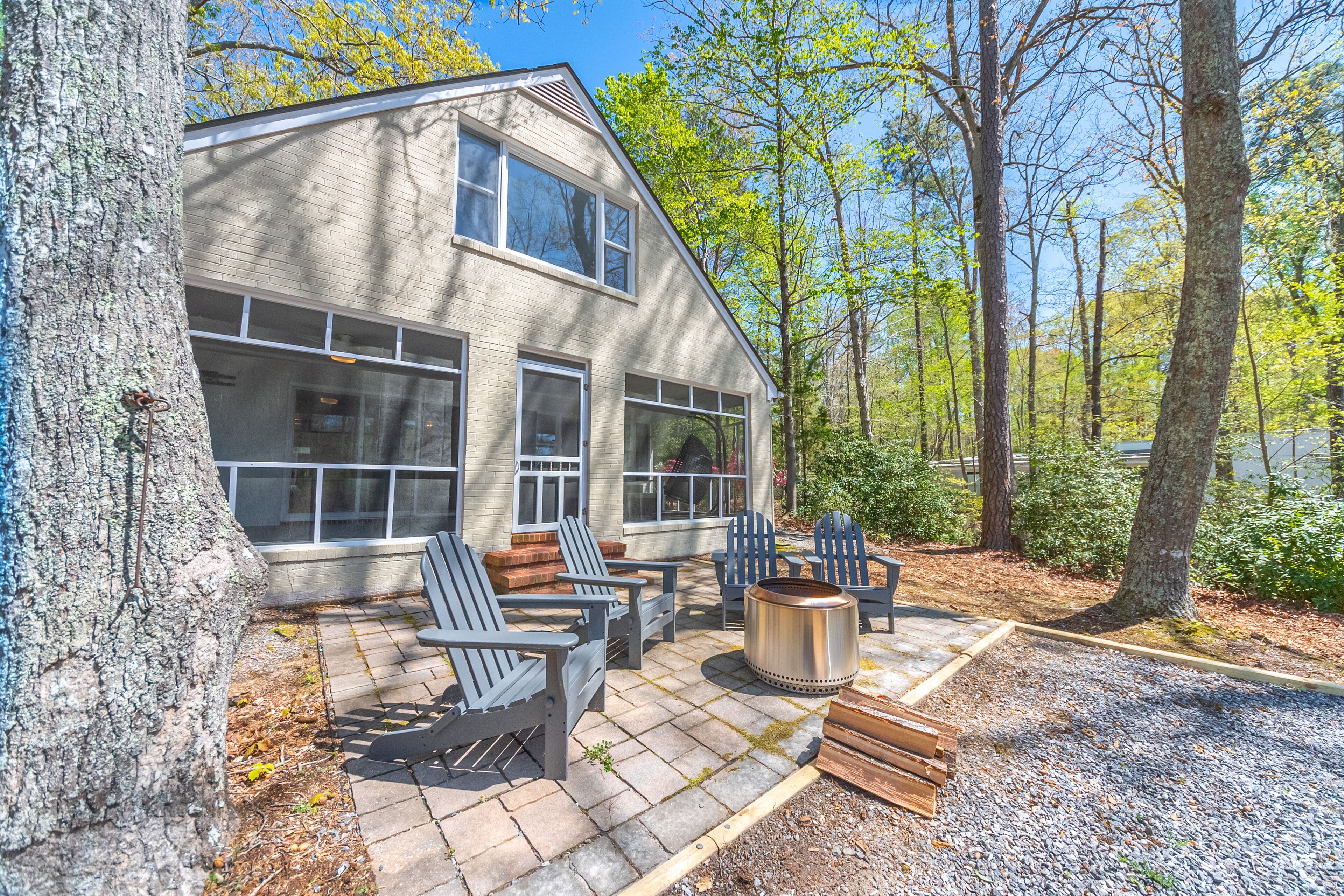 Charming secluded waterfront retreat close to Tides Inn