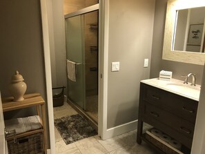 Badewanne, Haartrockner, Handtücher, Toilettenpapier