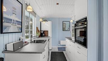 Køleskab, opvaskemaskine, kaffe-/temaskine