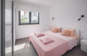 3 bedrooms, travel crib, free WiFi, bed sheets