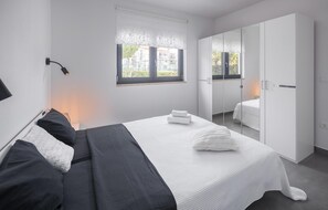 3 bedrooms, travel cot, free WiFi, bed sheets