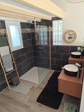 Baignoire, séchoir à cheveux, serviettes fournies, savon