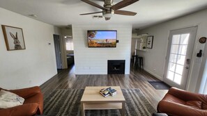 Smart-tv, een open haard en boeken