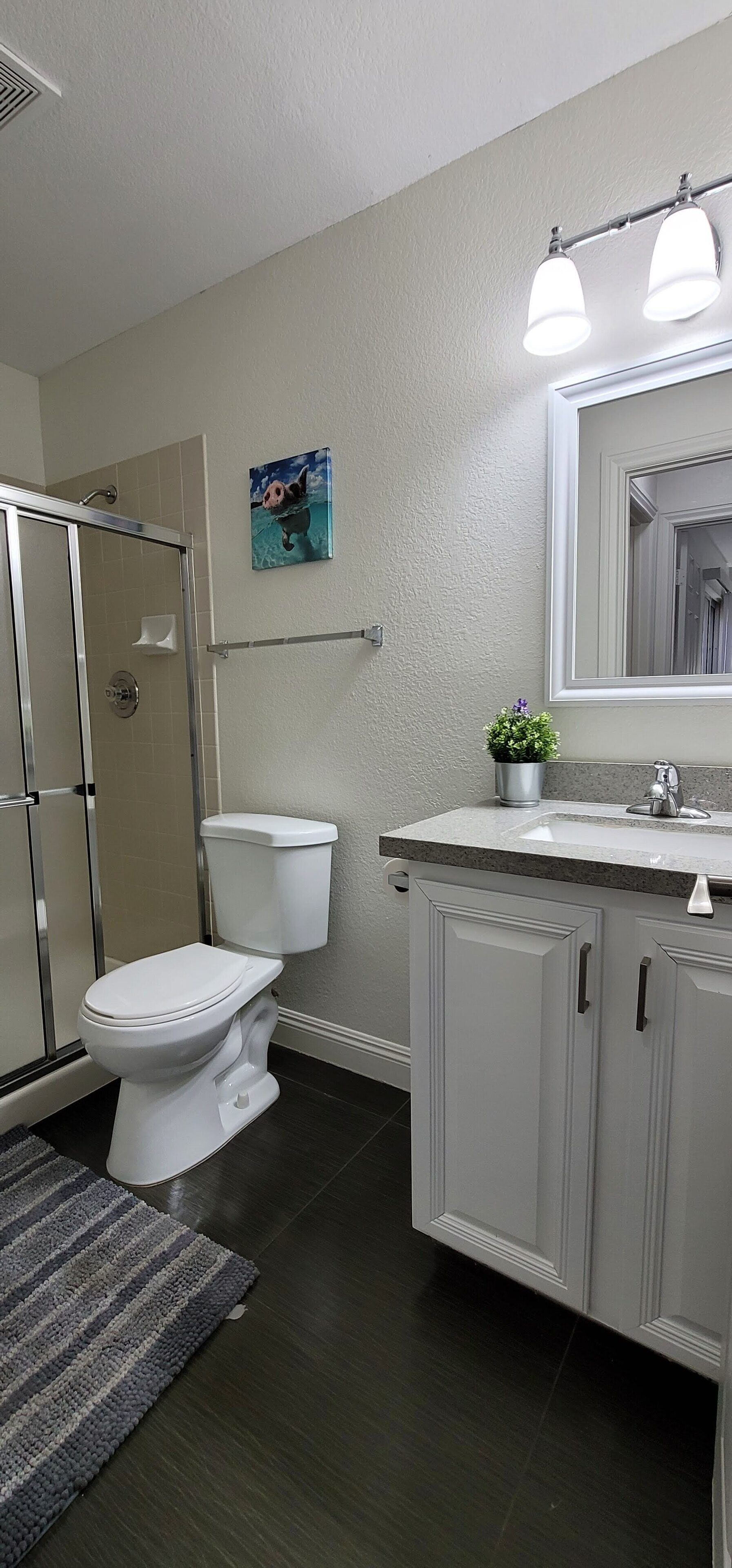 Ein modernes Badezimmer mit Toilette, Dusche und Waschbecken.