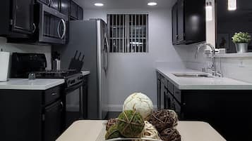 Een koelkast, een microgolfoven, een oven, een kookplaat