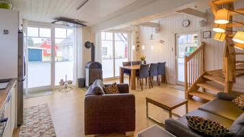 Smart TV, fireplace, DVD player