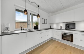 ثلاجة، موقد طهي مسطح، غسالة أطباق، ماكينة لصنع القهوة/الشاي