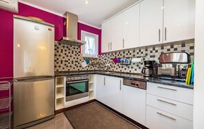 Fridge, oven, stovetop, dishwasher