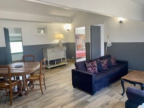 Interior - Apartment in town center, swimming pool access, close to beaches (Calvi)