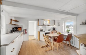 Fridge, stovetop, dishwasher, coffee/tea maker - Lovely home in Thisted with kitchen (Thisted)