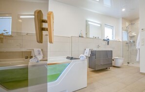 Combined shower/tub