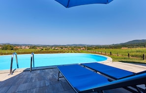 A heated pool - Nice home in Pustodol with sauna (Pustodol)