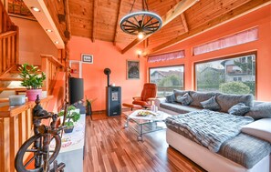 Smart-TV, Kamin, Tischtennisplatte, Stereoanlage