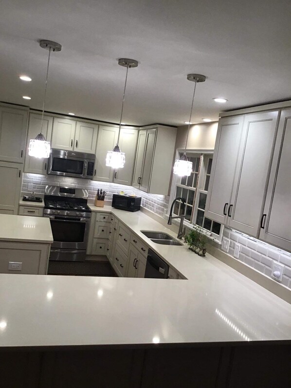 Microondas, horno, parrilla de estufa y lavavajillas 