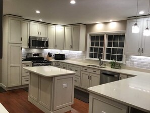 Microondas, horno, placa de cocina y lavavajillas