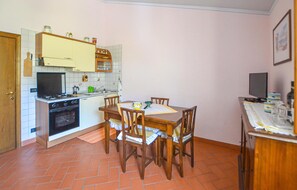 Fridge, stovetop