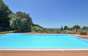 Piscina all'aperto, lettini