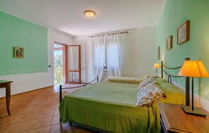 7 bedrooms, travel crib, free WiFi, bed sheets