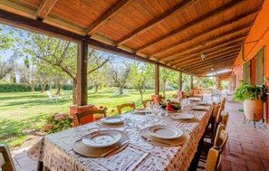 تناول الطعام بالخارج