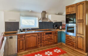 Kjøleskap, kokeplater, oppvaskmaskin og kaffetrakter/tekoker