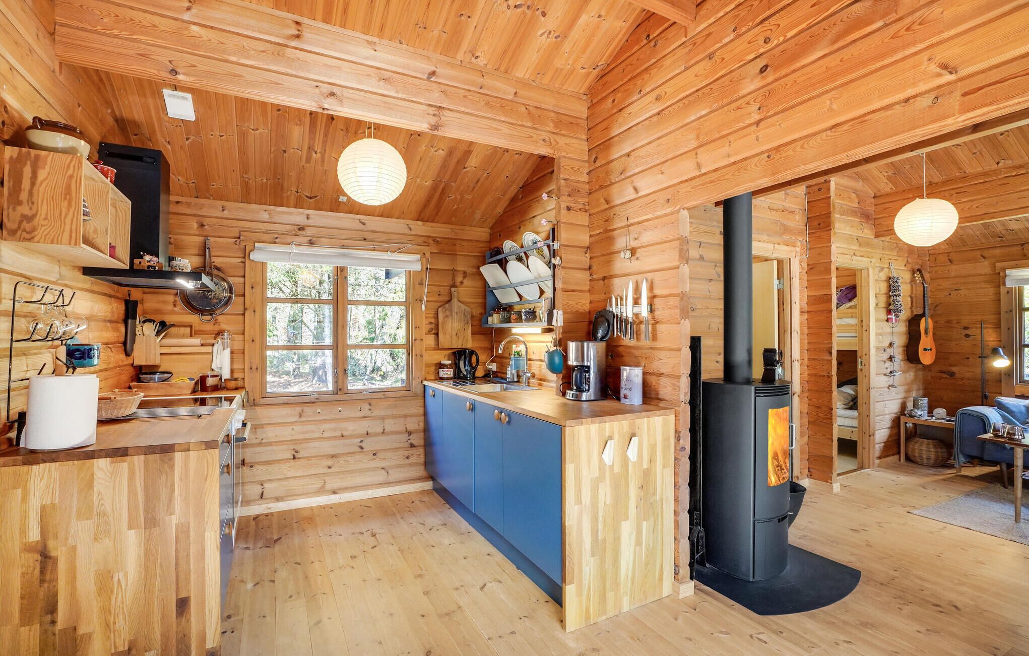 Køleskab, kogeplade, opvaskemaskine, kaffe-/temaskine