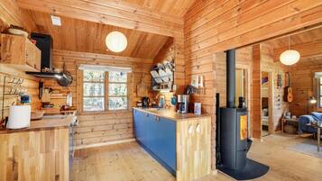 Køleskab, kogeplade, opvaskemaskine, kaffe-/temaskine