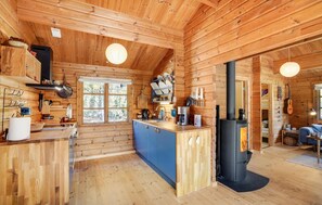 Fridge, stovetop, dishwasher, coffee/tea maker - Beautiful home in Hadsund with kitchen (Hadsund)