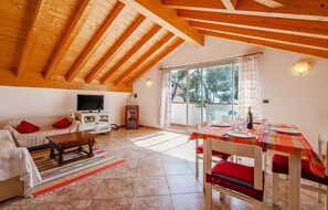 Smart TV, fireplace, DVD player - 2 bedroom beach front apartment in Andora (Andora)