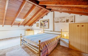 2 bedrooms, travel cot, free WiFi - 2 bedroom beach front apartment in Andora (Andora)