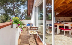 Outdoor dining - 2 bedroom beach front apartment in Andora (Andora)