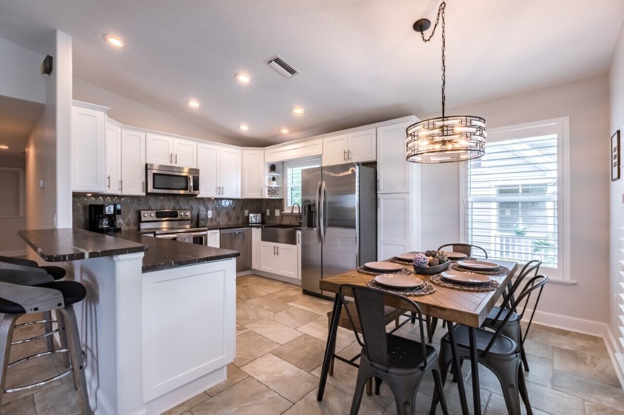 Indian Rocks Beach Luxury Home- 4 blocks from the beach! Golf Cart Included!! 