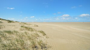 A wide sandy beach with dunes and sparse vegetation. - Stunning home in Rømø with kitchen (Rømø)