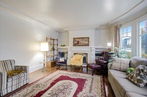 Smart-TV, videospill, bøker og stereoanlegg