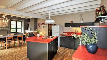 Frigorifero, microonde, forno, piano cottura