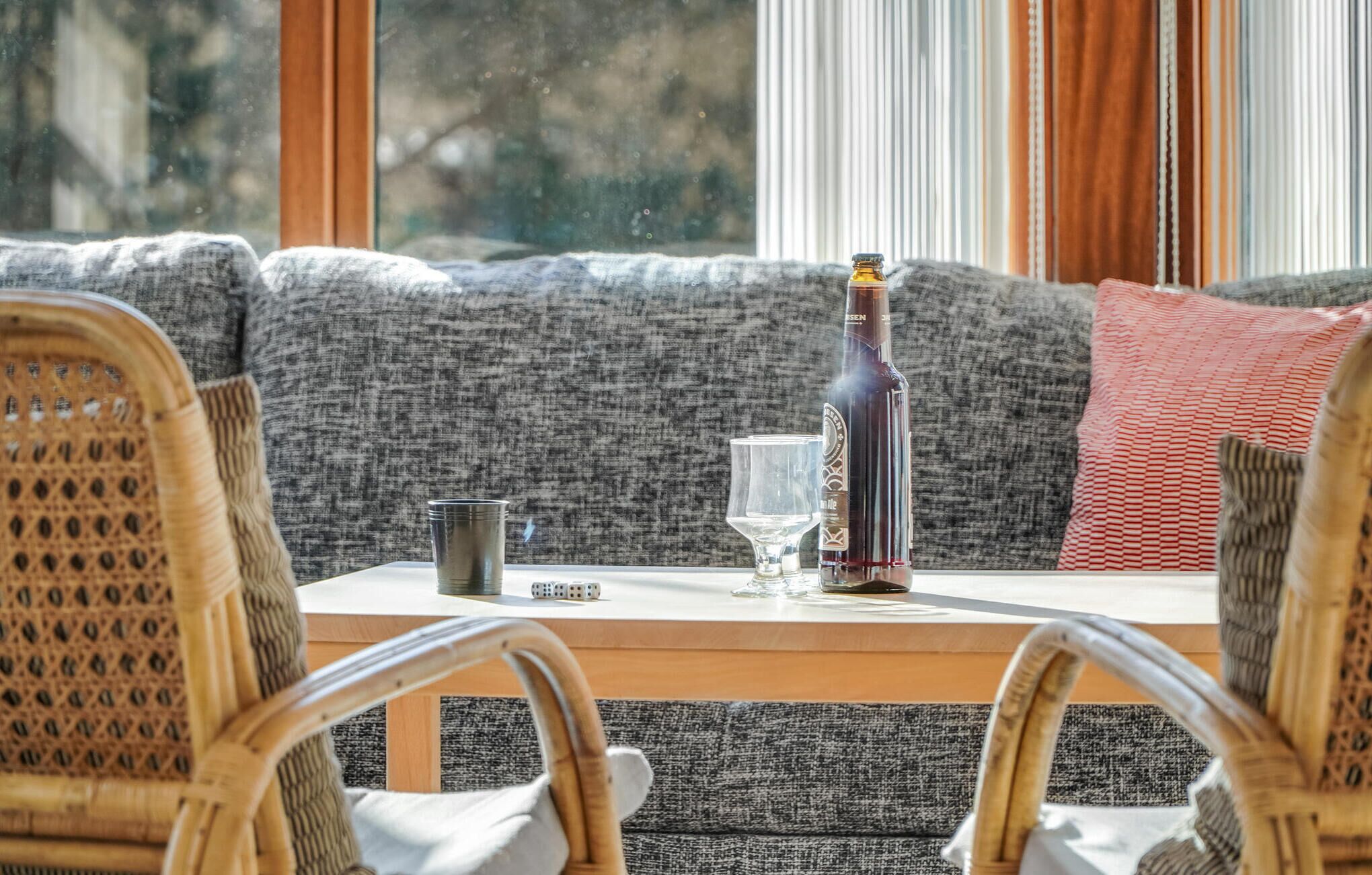 Eine gemütliche Sitzecke mit Tisch, einer Flasche und Gläsern.