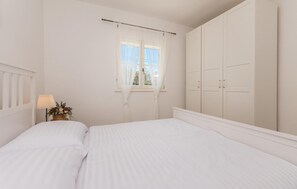 4 chambres, fer et planche à repasser, lit de bébé portatif