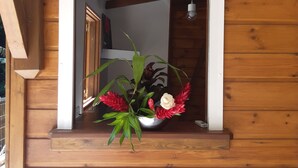 Une cabane en bois avec une petite fenêtre.