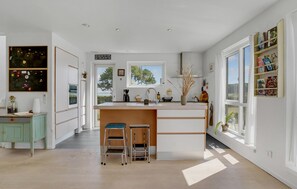 Fridge, oven, stovetop, dishwasher - Cozy home in Hejls with house sea view (Hejls)